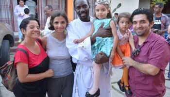 P.-Kokal-con-una-família-amiga-en-el-CAM-de-Barquisimeto